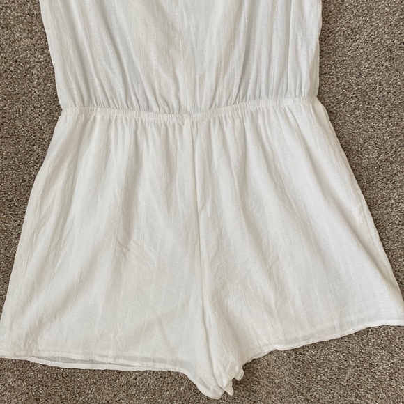 Express Ruffle Sleeve Romper - Picture 8 of 9